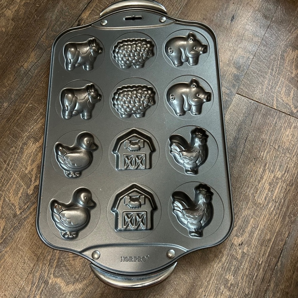 Norpro Farm Animals Barnyard Nonstick 12 Cavity Muffin Pan Cast Aluminum Gray